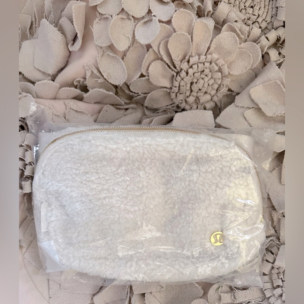 Lululemon Everywhere Fleece Belt Bag 1L White Opal/Gold Brand New - Picture 4 of 12